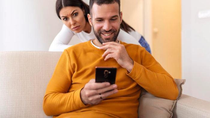 Waspada, 4 Tanda Ini Tunjukkan Pasangan Memikirkan Orang Lain dan Mulai Tertarik Padanya!