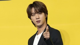 Agensi Minta Fan Tak Kirim Kado dan Surat ke Lokasi Jin BTS Wamil