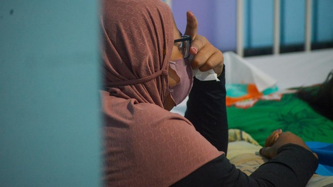 Pemerintah didesak segera menetapkan status Kejadian Luar Biasa (KLB) seiring merebaknya kasus gagal ginjal akut di Indonesia.