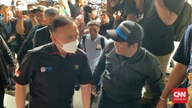 Diperiksa di Polda Jatim, Iwan Bule Tiba Dikawal Bodyguard
