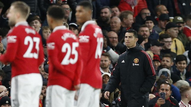 Penyerang Manchester United Cristiano Ronaldo dikecam karena pergi ke ruang ganti sebelum melawan Tottenham Hotspur berakhir.