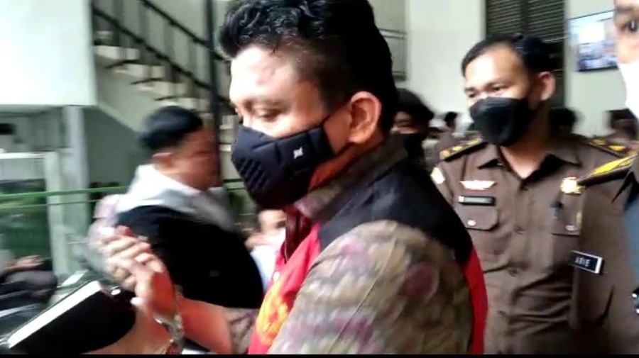 Momen Ferdy Sambo Salami Seorang Pria Sebelum Sidang (Anggi/detikcom)