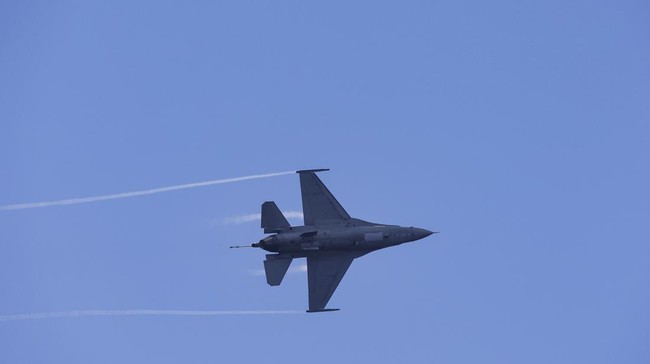 Rusia menyatakan pengiriman jet tempur F-16 ke Ukraina dari sejumlah negara Barat akan memicu pertanyaan keterlibatan NATO.