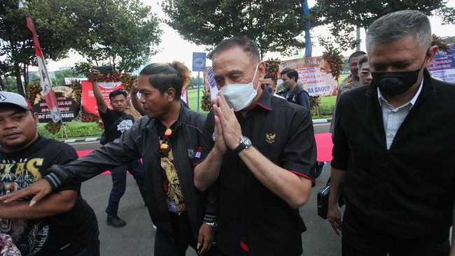 Pengamat sepak bola nasional Mohamad Kusnaeni menilai kepercayaan publik atas kinerja PSSI berada di titik terendah sehingga muncul tuntutan KLB.