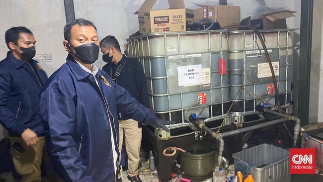 Dirreskrimsus Polda Jawa Tengah membongkar aksi kejahatan pembuatan oli palsu yang selama ini beredar di Jawa, bahkan sampai Kalimantan.