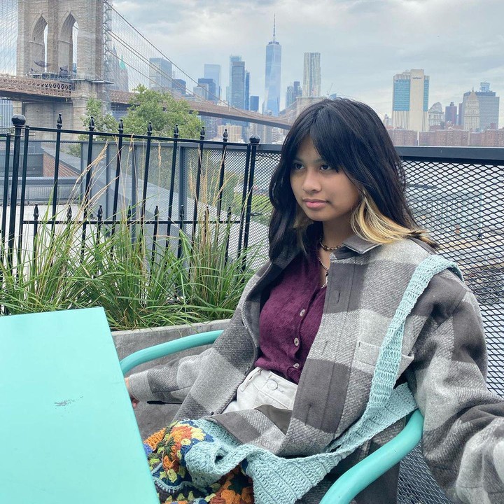 <p>Gadis cantik yang akrab disapa Ata ini aktif menggunakan media sosial, lho. Pengikutnya saja sudah lebih dari 10 ribu orang. (Foto: Instagram: @natarinahidayat)</p>