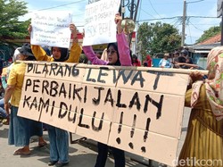 Emak-emak di Indramayu Buat Blokade, Tuntut Perbaikan Jalan Berlubang