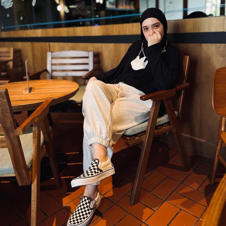 <p>Para pengikut Instagramnya pun kerap meninggalkan pujian di kolom komentar. "MasyaAllah cakep anetttt," tulis @yayi*****. (Foto: Instagram @anneofficial1990)<br /><br /><br /></p>