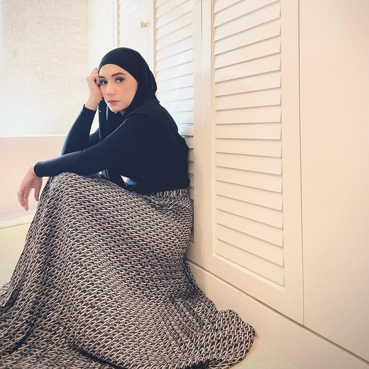 <p>Putri Anne istri aktor Arya Saloka kerap membagikan potret di media sosial Instagram, Bunda. Menariknya, wanita berdarah Norwegia-Jawa ini mengundang perhatian dari gaya ia berhijabnya, lho. (Foto: Instagram @anneofficial1990)<br /><br /><br /></p>