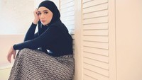 <p>Putri Anne istri aktor Arya Saloka kerap membagikan potret di media sosial Instagram, Bunda. Menariknya, wanita berdarah Norwegia-Jawa ini mengundang perhatian dari gaya ia berhijabnya, lho. (Foto: Instagram @anneofficial1990)<br /><br /><br /></p>