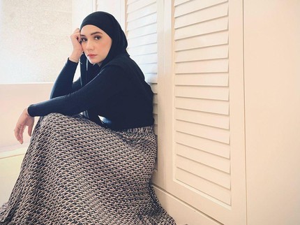 Inspirasi OOTD Hijab dari 7 Potret Putri Anne Istri Arya Saloka, Cantik Awet Muda