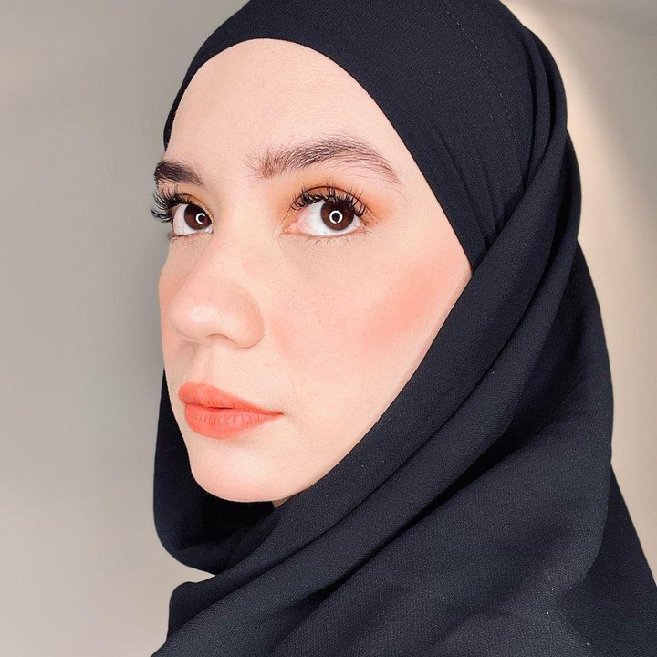 <p>Terlebih soal hijab yang menutupi kepalanya. Putri Anne selalu berganti gaya, Bunda. (Foto: Instagram @anneofficial1990)<br /><br /><br /></p>