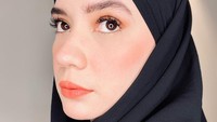 <p>Terlebih soal hijab yang menutupi kepalanya. Putri Anne selalu berganti gaya, Bunda. (Foto: Instagram @anneofficial1990)<br /><br /><br /></p>