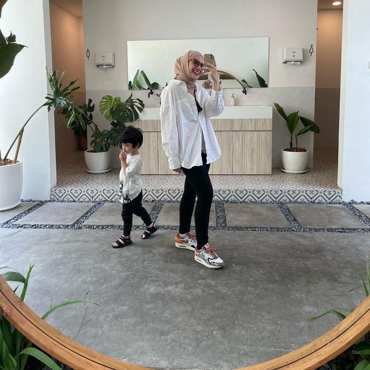 <p>Setiap postingan tersebut, Bunda seorang anak ini selalu tampak fashionable dengan cara ia berpakaian. (Foto: Instagram @anneofficial1990)<br /><br /><br /></p>