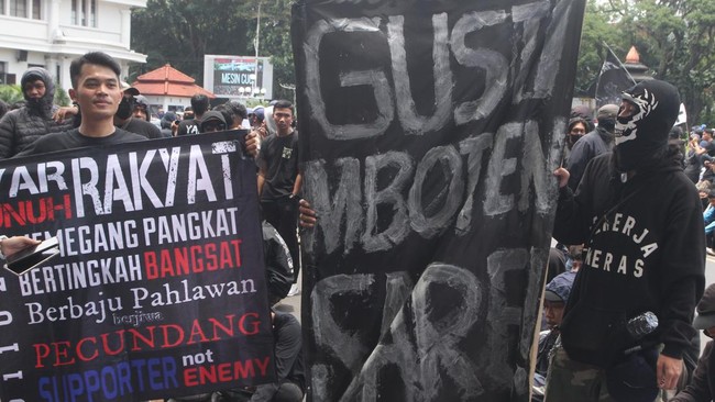 Ratusan Aremania menggelar demo menuntut penuntasan penanganan hukum terkait Tragedi Kanjuruhan, Kamis (20/10).