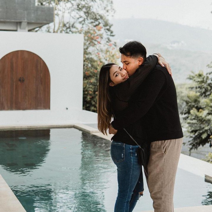 <p>Sejak hamil dan melahirkan, Adzana Bing Slamet mengalami kenaikan berat badan yang membuatnya insecure. Ia bahkan sering meminta kepada Rizky Alatas untuk mencari istri lain, Bunda.</p><p>"Dia tuh lucu lho, dia suka insecure sendiri. 'Aku gendut, kamu cari yang lain saja'," kata Rizky Alatas di acara Rumpi, dikutip dari kanal YouTube TRANS TV Official.</p><p>Adzana mengaku, ia sudah sering mengeluhkan tubuhnya yang tak lagi seperti dulu. Beruntung, ia memiliki suami yang menerima dirinya apa adanya, Bunda.</p><p>Meski sering merasa tidak percaya diri dengan tubuhnya yang sekarang, suami Adzana masih tetap menyukainya. Rizky Alatas bahkan sering memperhatikan sang istri diam-diam dan membuatnya salting. "Aku kan suka ngelihatin dia, terus dia bete. Padahal aku suka," kata Rizky Alatas. Foto: Instagram @adzanabs</p>
