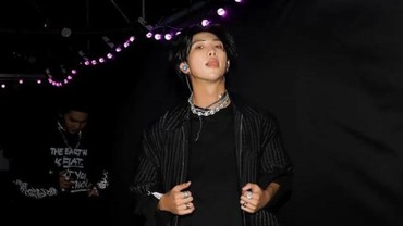 img-title Makin Seksi dan Maskulin, RM BTS Disebut Pancarkan Aura Berbeda