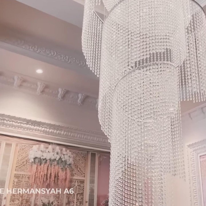 <p>Saat mendekorasi rumahnya, istri Anang Hermansyah ini turun tangan memilih dekorasinya, lho Bun. Lampu kristal gantung pilihan Ashanty menambahkan sentuhan cantik di rumahnya. (Foto: YouTube The Hermansyah A6)</p>