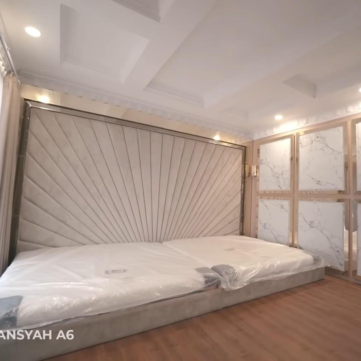 <p>Saat merenovasi rumahnya, Ashanty juga mementingkan kamar tidur agar nyaman. Ia pun sengaja menyiapkan dua kasur. “Ini nanti kalo ada Ameena main atau bobo bisa tidur bareng-bareng di sini,” tuturnya. (Foto: YouTube The Hermansyah A6)</p>