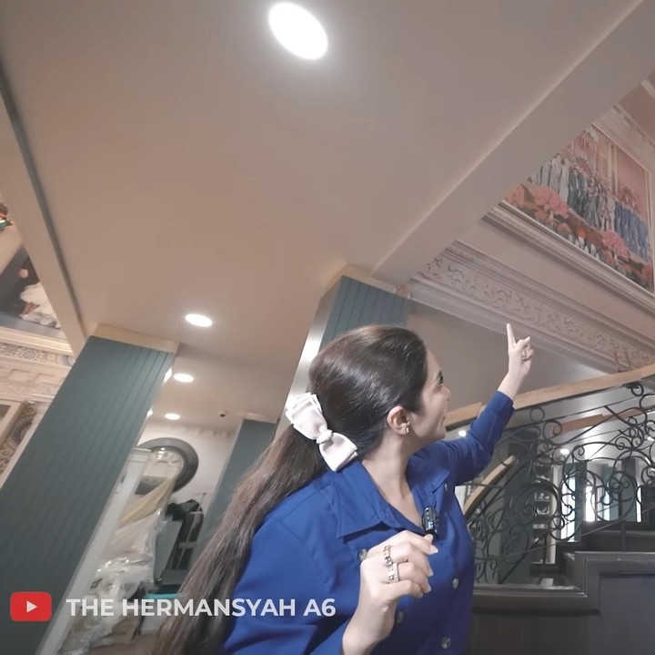 <p>Sebelumnya, tangga di rumah Cinere milik Ashanty dan Anang tidak memiliki pagar di sisi kiri kanannya. Penambahan pagar tangga ini tentunya membuat rumah keluarga Anang terlihat semakin megah. (Foto: YouTube The Hermansyah A6)</p>