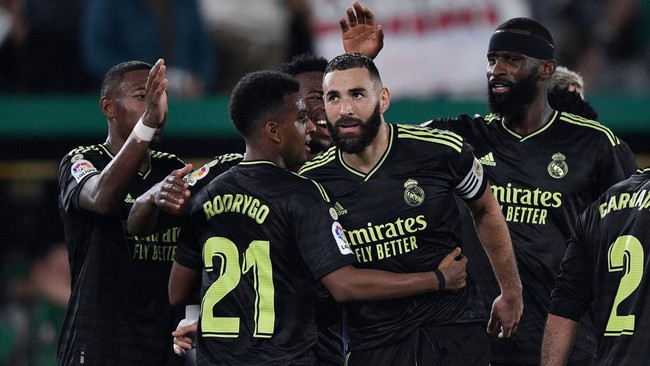 Real Madrid menang 3-0 atas Elche di Liga Spanyol, Benzema selebrasi gaya VAR untuk sindir wasit usai 3 gol Los Blancos dianulir.