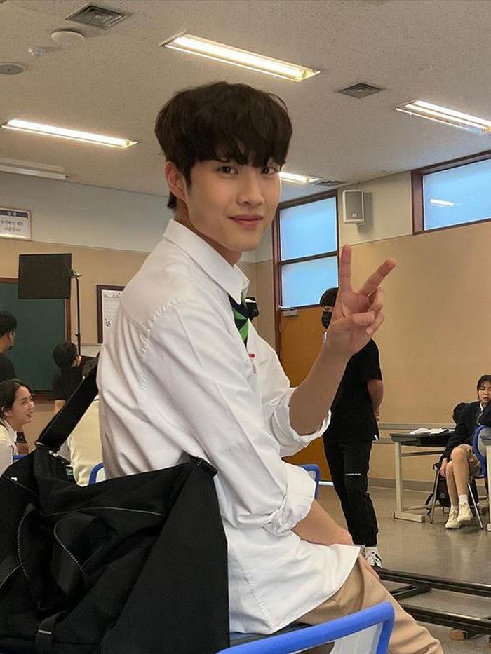 Tahun ini, Jong Won kembali menjadi sorotan dan sukses mencuri perhatian lewat drakor terbarunya sebagai Hwang Tae Yong di ‘The Golden Spoon’, ia merupakan pria dari keluarga kaya raya yang bertukar nasib dengan Sungjae BTOB./ Foto: instagram.com/wonjong_