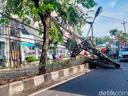 Jalan Yos Sudarso Solo Dialihkan gegara Tiang Listrik Ambruk Ditabrak Truk