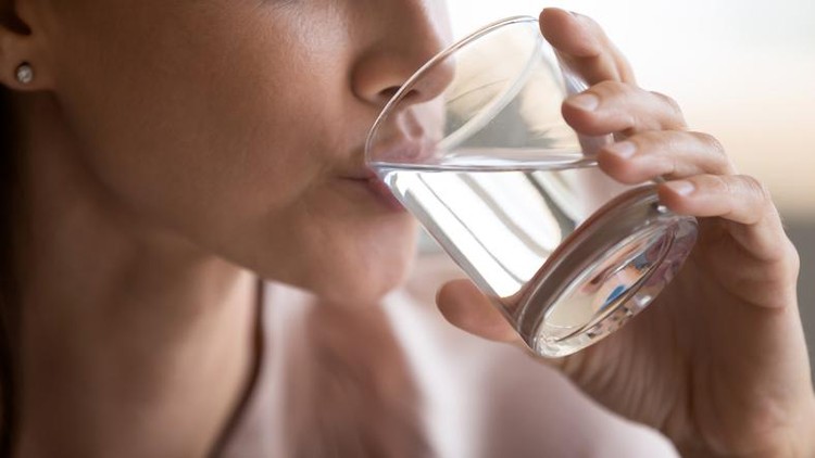 Ini 7 Waktu Minum Air Putih dan Takaran Tepat Menurut Ahli Gizi