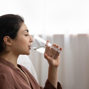 Banyak Minum Air Putih Bisa Atasi Kulit Kering adalah Mitos? Ini Penjelasan Ahli