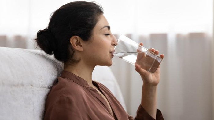 Banyak Minum Air Putih Bisa Atasi Kulit Kering adalah Mitos? Ini Penjelasan Ahli