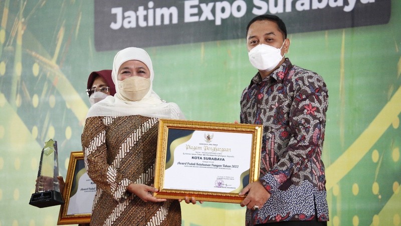 Kota Surabaya berhasil menyabet penghargaan Peduli Ketahanan Pangan dalam kategori Bidang Pemanfaatan Ruang Terbuka Hijau (RTH)