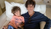 <p>Semoga AbRam bisa terus berprestasi dengan membanggakan keluarganya, ya. (Foto: Instagram @iamsrk)</p>