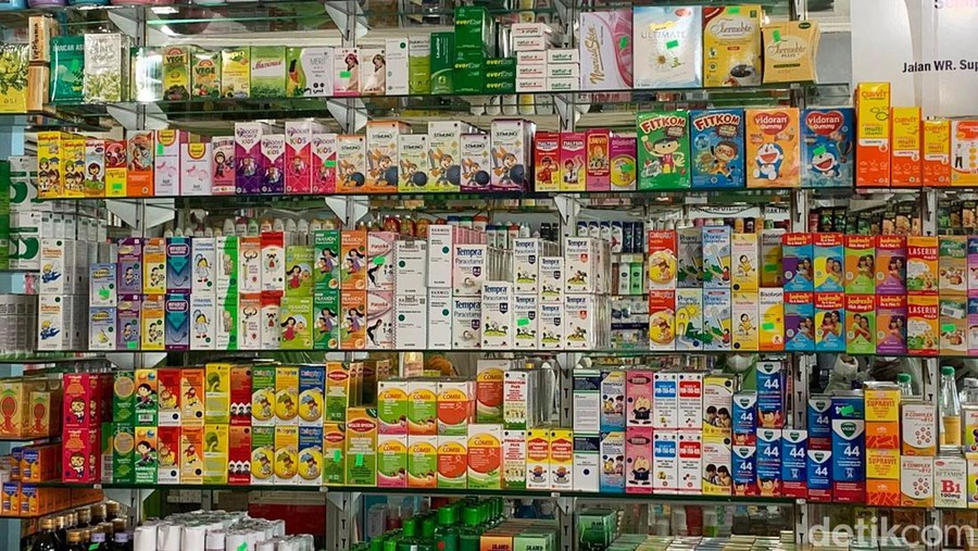 Apotek di Tangerang Selatan (Tangsel) mulai menghentikan penjualan lima produk obat sirup yang diduga mengandung cemaran Etilen Glikol (EG) dan Dietilen Glikol (DEG) di luar batas aman.