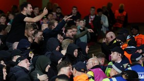 FOTO: Rusuh Suporter Warnai Arsenal vs PSV