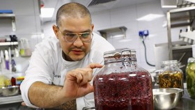 FOTO: Berkelanjutan, Koki Dubai Buat Saus dari Fermentasi Sisa Makanan