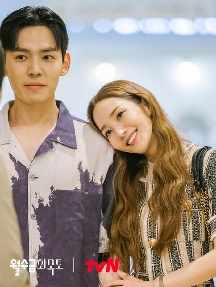 Choi Sang Eun yang fashionable juga pakai striped pique dress dari BALMAIN PARIS, nih. Makin chic dengan tambahan anting serta tas bahu. Setelan satu ini dibanderol sekitar Rp49 juta, Beauties./ Foto: instagram.com/tvn_drama