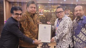 Berkontribusi Pulihkan Ekonomi, Airlangga Raih Priyadarshni Academy