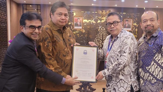 Menko Perekonomian Airlangga Hartarto menerima Priyadarshni Academy 2021 karena dinilai berkontribusi dalam pemulihan ekonomi nasional dan penanganan Covid-19.