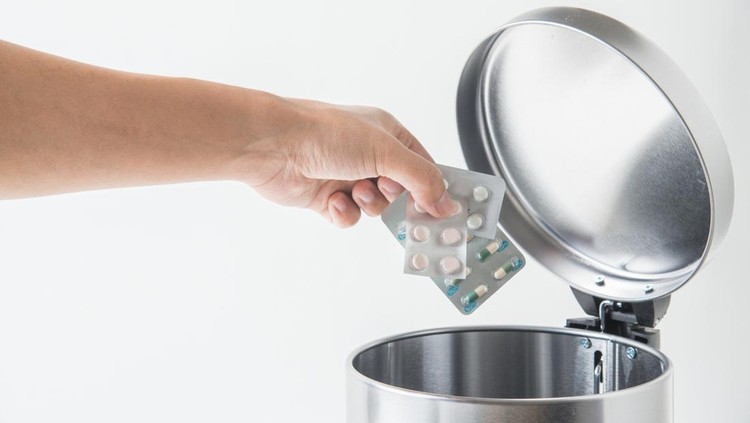 Ilustrasi Cara Membuang Obat Kadaluwarsa throwing away medecine in trashcan
