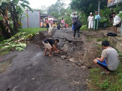 Akibat Tanah Gerak, Jalan Antar Kecamatan di Wonosobo Ambles