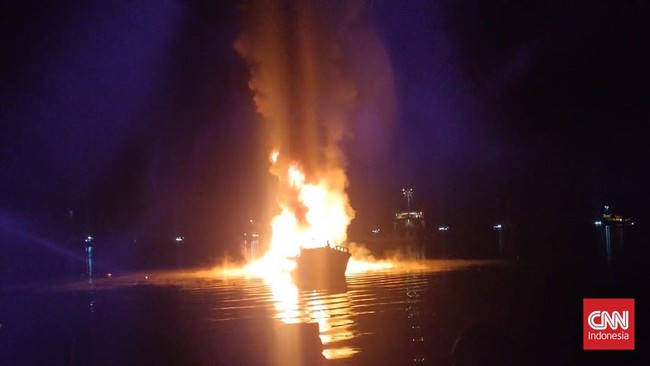 Kapal Motor (KM) Sayang Salsabila terbakar saat hendak bongkar muat Bahan Bakar Minyak (BBM) di Pelabuhan Mamoking, Maluku Tengah.