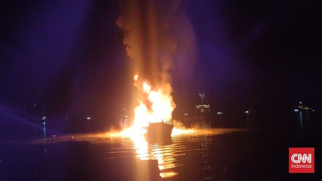 Kapal Bawa 35 Ton BBM Terbakar di Maluku Tengah, 2 ABK Terluka Kapal Motor (KM) Sayang Salsabila terbakar saat hendak bongkar muat Bahan Bakar Minyak (BBM) di Pelabuhan Mamoking, Maluku Tengah.