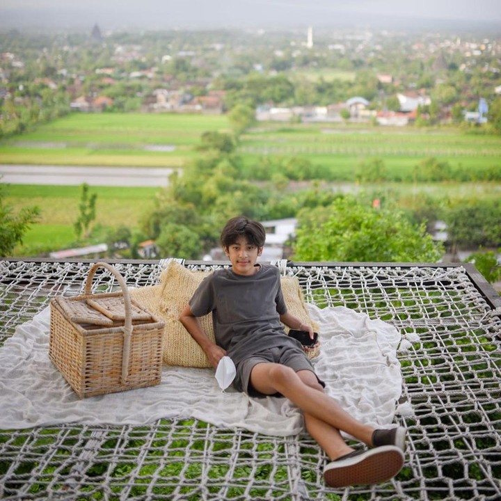 <p>Kenzy yang lahir pada 2009, kini sudah beranjak ABG dengan parasnya yang semakin tampan memikat hati banyak penggemar. Dirinya pun memiliki ratusan ribu pengikut di media sosialnya. (Foto: Instagram@kenzy_taulany_)</p>