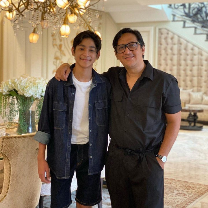 <p>Tidak hanya wajah tampan sang ayah saja yang menurun kepada anak-anaknya. Kenzy juga memiliki karakter sebagai pelawak sama seperti sang ayah. Dirinya sering kali melontarkan lelucon yang bikin banyak orang terhibur. (Foto: Instagram@kenzy_taulany_)</p>
