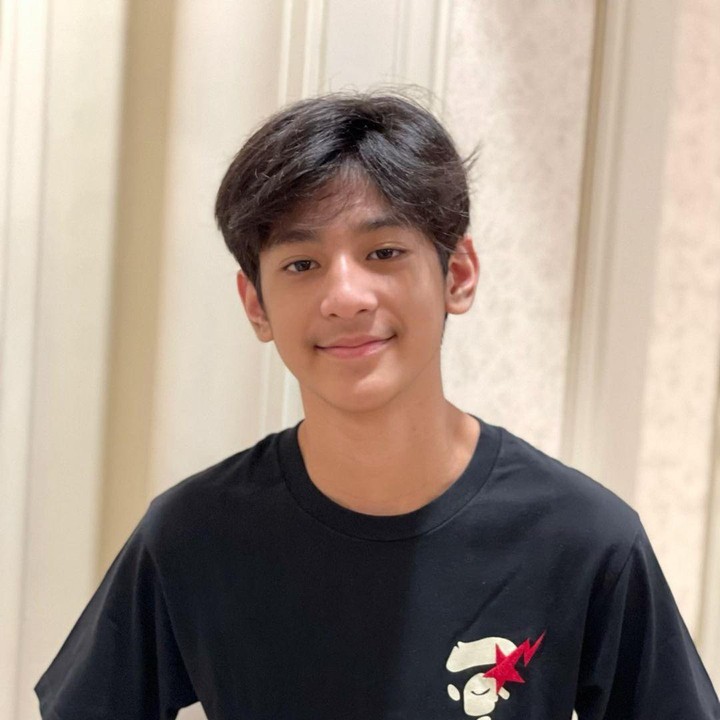 <p>Meski usianya masih 13 tahun, Kenzy sudah banyak mencuri perhatian publik karena parasnya yang tampan mirip seperti sang ayah, nih, Bunda. (Foto: Instagram@kenzy_taulany_)</p>