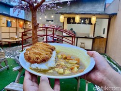 Little Japan: Gurihnya Chicken Katsu Curry dan Ramen di Kafe Nuansa Jepang