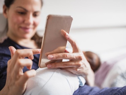 Ketahui Bahaya Menyusui Sambil Main Handphone, Waspadai Efek Sampingnya bagi Si Kecil Bun!