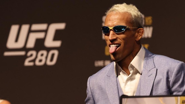 Charles Oliveira mengirimkan peringatan pada Islam Makhachev jelang duel di UFC 280.