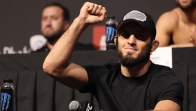 Makhachev Usai Jadi Juara UFC: Ucap Hamdalah dan Beri Sabuk ke Khabib