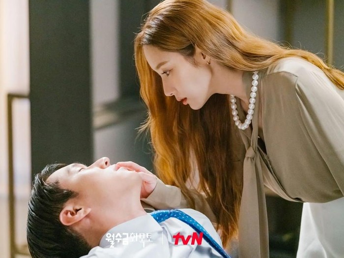 Outfit look ala anak kantor juga ditunjukkan Park Min Young. Ia memakai blus cream dan rok mini putih dari Valentino Garavani. Harganyanya sendiri berkisar Rp53 juta./ Foto: instagram.com/tvn_drama
